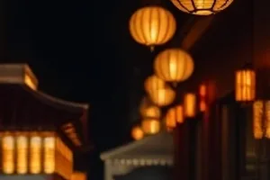 《双城迷案》封面，两座城市天际线在档案纸上重叠