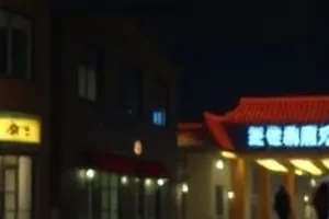 《九月长街》封面，拆迁前长街上成排的老铺招牌